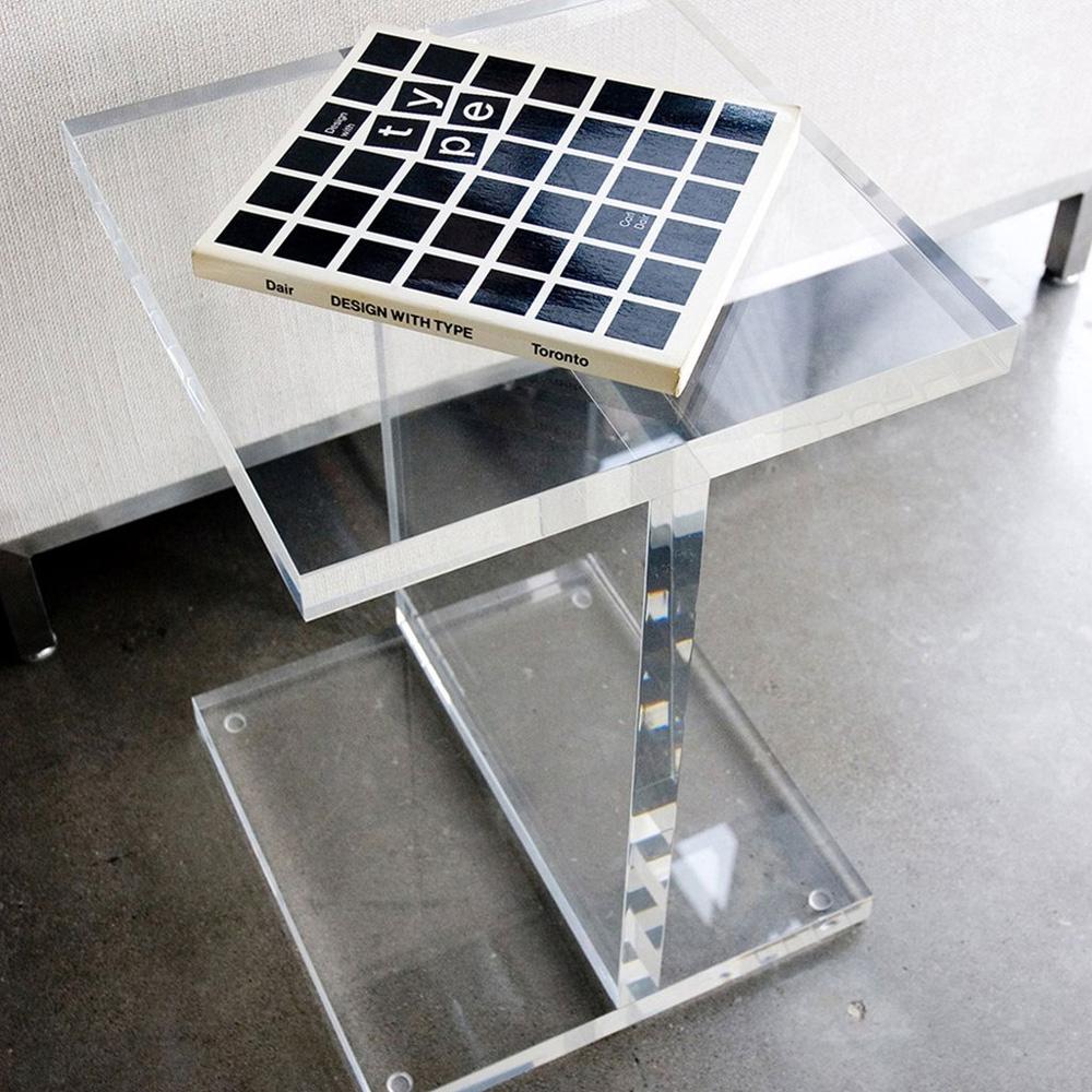 La table d’appoint I-Beam de Gus* Modern s’inspire directement de la poutre en acier IPN apparue suite à la Révolution Industrielle au milieu du XIXe siècle et toujours utilisée pour la construction d’édifices