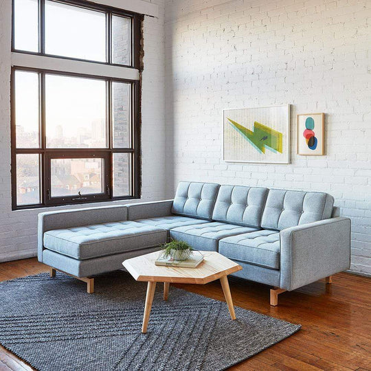 Le sofa bi-sectionnel Jane Loft 2 de Gus* Modern conserve l'aspect iconique du milieu du siècle dernier tout en ajoutant des améliorations contemporaines. Il a été astucieusement conçu pour pouvoir être configuré avec le sectionnel à gauche OU à droite.