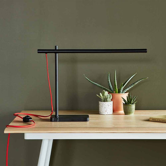 Qu'elle soit utilisée comme lampe de bureau ou comme compagnon de table de chevet, la lampe de table élancée Lewis de Gus* Modern allie un design moderne minimaliste à une fonctionnalité aisée.