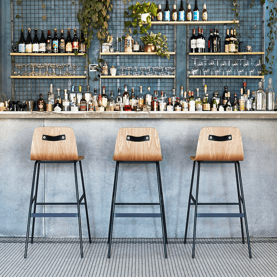 Ce tabouret est conçu pour s'adapter à divers environnements. Dans une salle à manger, il apporte une touche de modernité et de chaleur, offrant un siège confortable pour les repas en famille ou entre amis.