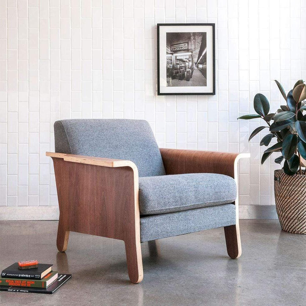 Dans une lignée Mid-Century, faites connaissance avec Lodge de Gus* Modern, un fauteuil club contemporain aux allures vintage. Ses accoudoirs en bois contreplaqués finition noyer contrastent à merveille avec son revêtement en tissu.