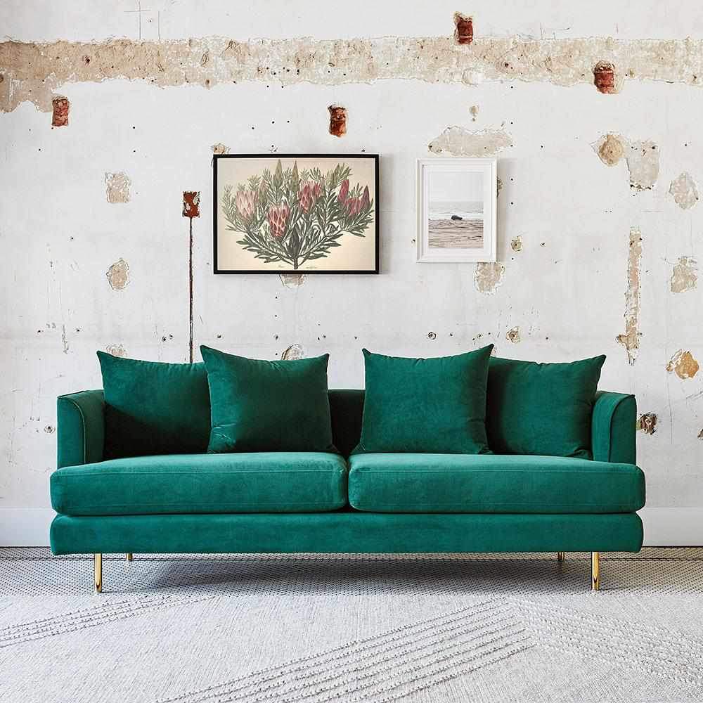 Le sofa Margot de Gus* Modern incarne l'élégance moderne avec ses bras gracieux, ses coutures à la française et ses coussins lâches et luxueux enveloppés de Dacron® pour créer un look à la fois contemporain et intemporel