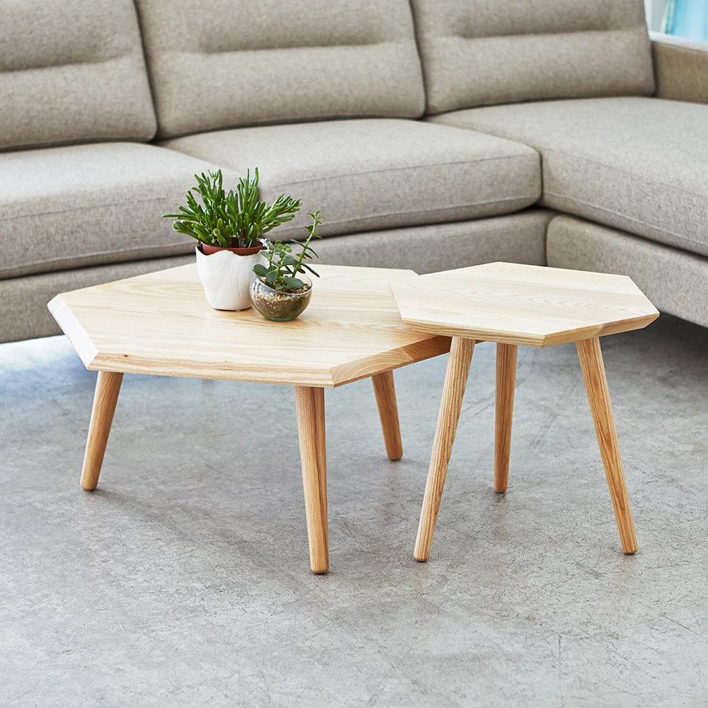 La table d’appoint Metric est minimaliste et géométrique. Gus* Modern propose ici une table d’appoint hexagonale faite de frêne ou de noyer massif, qui se veut résolument dans l'air du temps