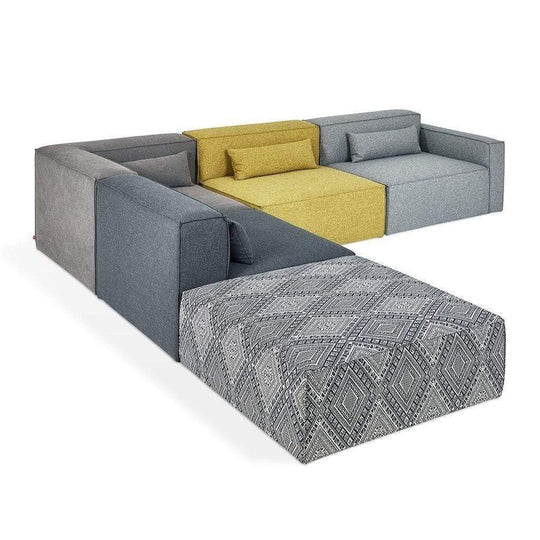 La collection Mix Modular de Gus* Modern utilise différents composants de base (bras gauche, bras droit, sans bras, coin, arc, coin, ottoman, bloc en bois et boîte de rangement) qui peuvent être combinés pour créer un nombre illimité de configurations.