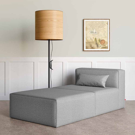 Un ottoman large et robuste à associer à votre combinaison de modules Mix Modular de Gus* Modern. La modularité est assurée. Disponible en différents coloris pour donner un "punch" à votre sofa.