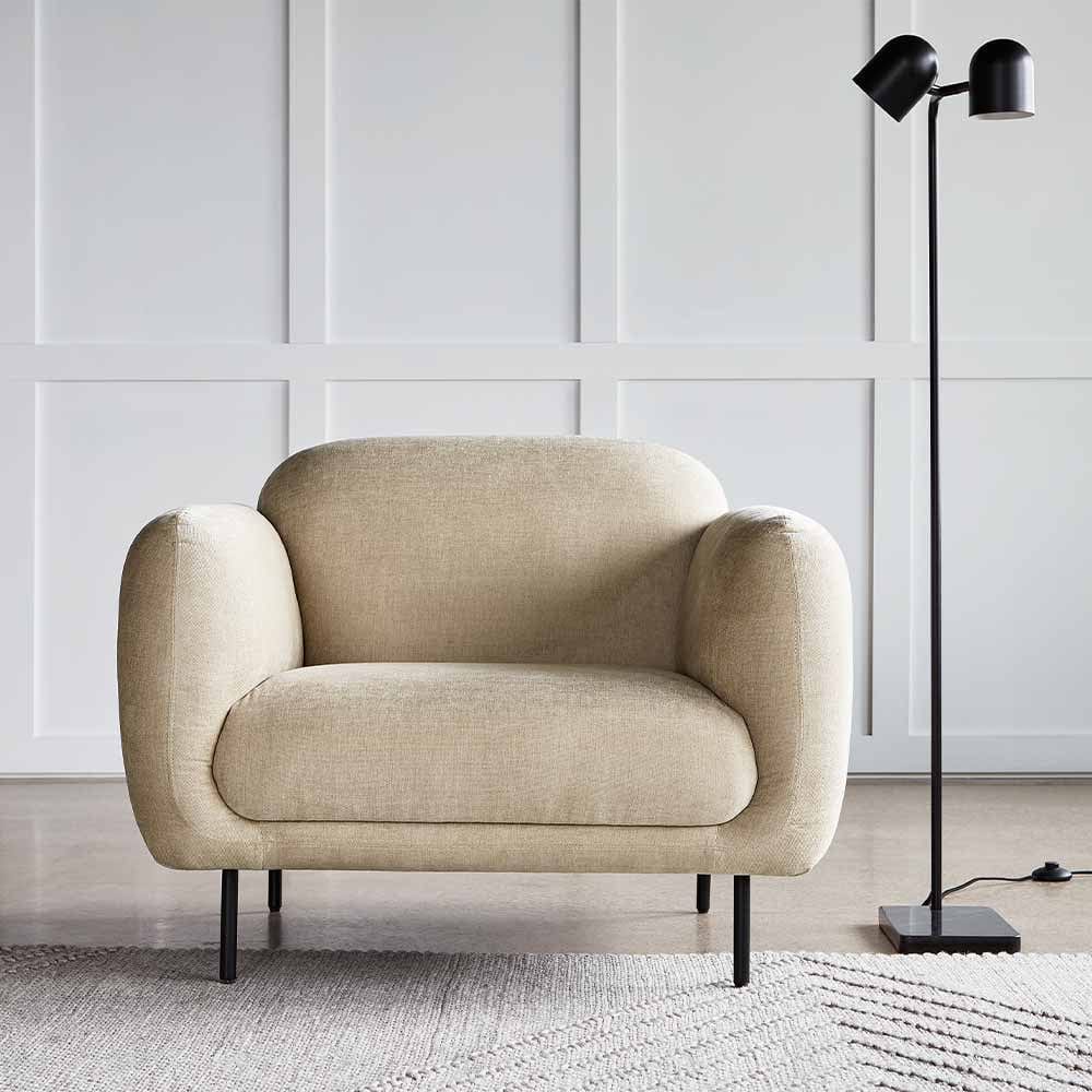 Enveloppez-vous dans un luxe moderne avec la peluche et la sophistication du fauteuil Nord par Gus* Modern. Avec sa silhouette élégante et incurvée, Nord vous invite à vous y enfoncer et à y rester un moment