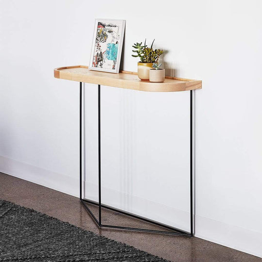 La table console Porter de Gus* Modern est une pièce d'accent minimaliste et géométrique qui convient parfaitement aux espaces modernes. Elle présente un plateau en bois plaqué et un bord en bois massif surélevé aux coins arrondis