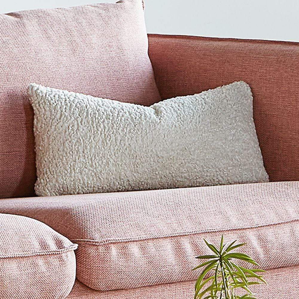 Ce coussin décoratif Puff de Gus* Modern est le mélange parfait de confort et de design. Il deviendra votre coussin préféré. Il est décliné en plusieurs couleurs et tissus qui n’auront pas le même effet visuel et au toucher.