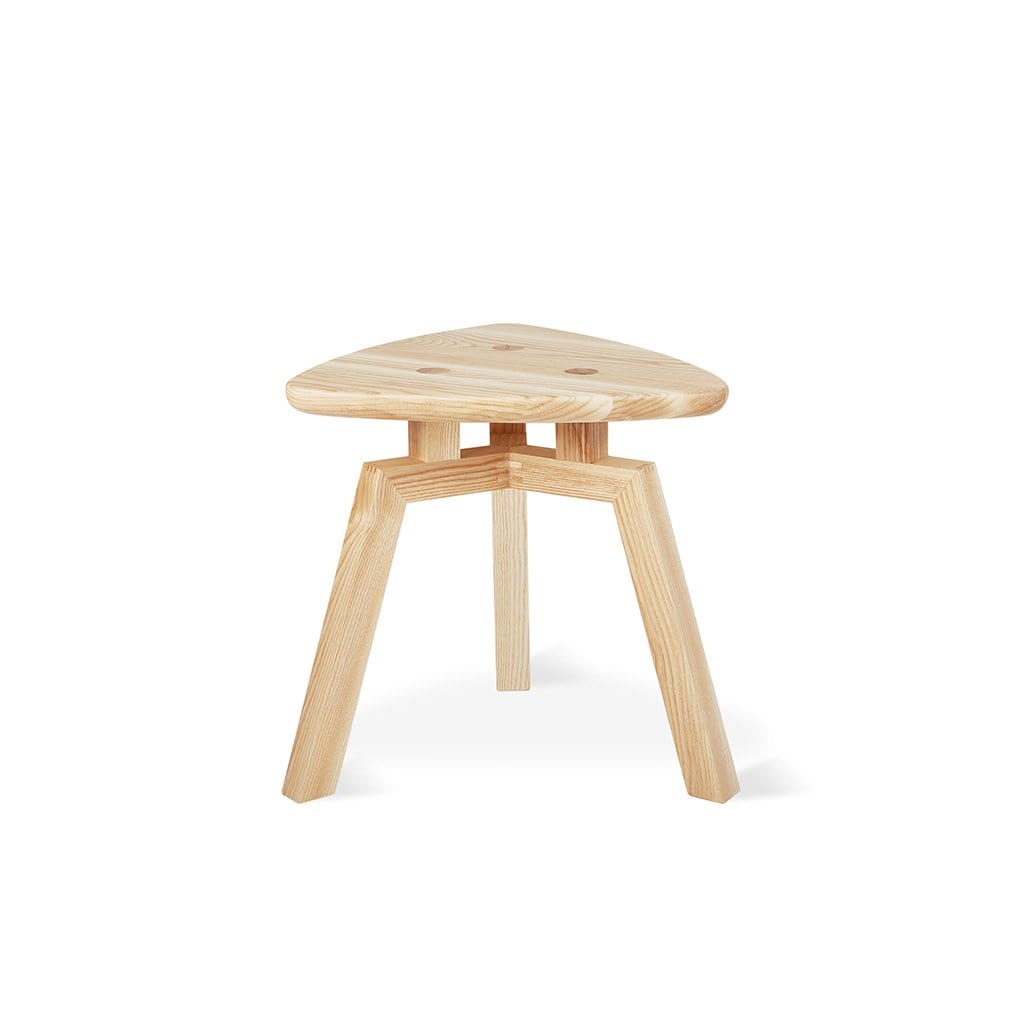 Gus* Modern Solana, table d’appoint en forme de triangle, en bois, frêne naturel