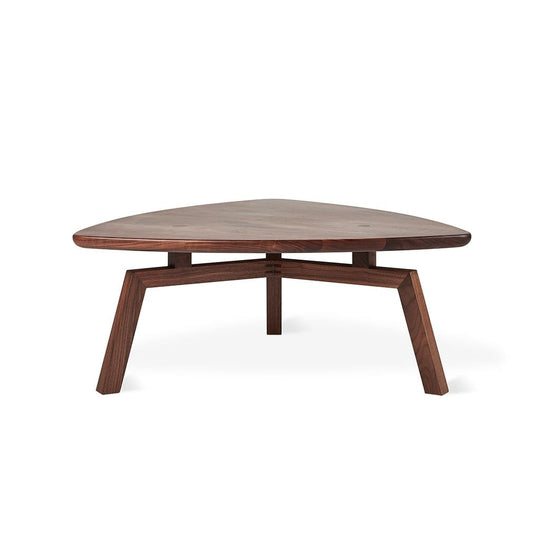 Gus* Modern Solana, table à café triangulaire, en bois, noyer