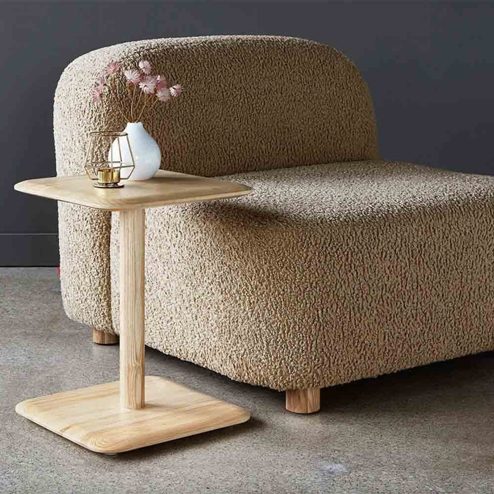 Avec une touche de modernité côtière, la table d'appoint Finley de Gus* Modern est l'incarnation de la simplicité. Disponible en deux coloris, avec sa base épurée et ses bords légèrement incurvés, elle apporte une chaleur inhérente à votre aménagement.