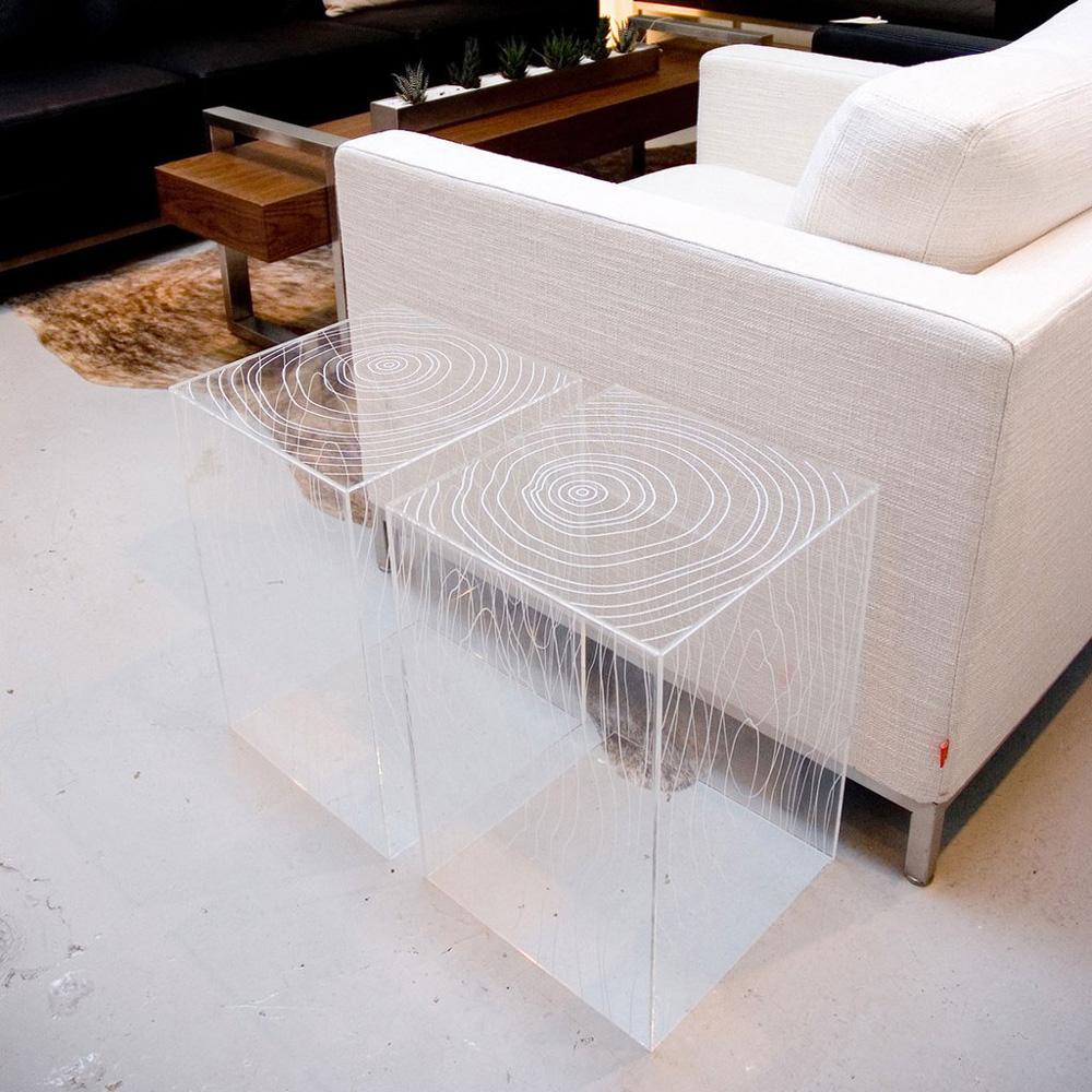 Quand la transparence devient esthétique, on évoque sans conteste la table d’appoint Timber de Gus* Modern. Reprenant les lignes des nervures du bois dans l’acrylique, cette pièce des plus contemporaines saura trouver sa place dans un intérieur moderne