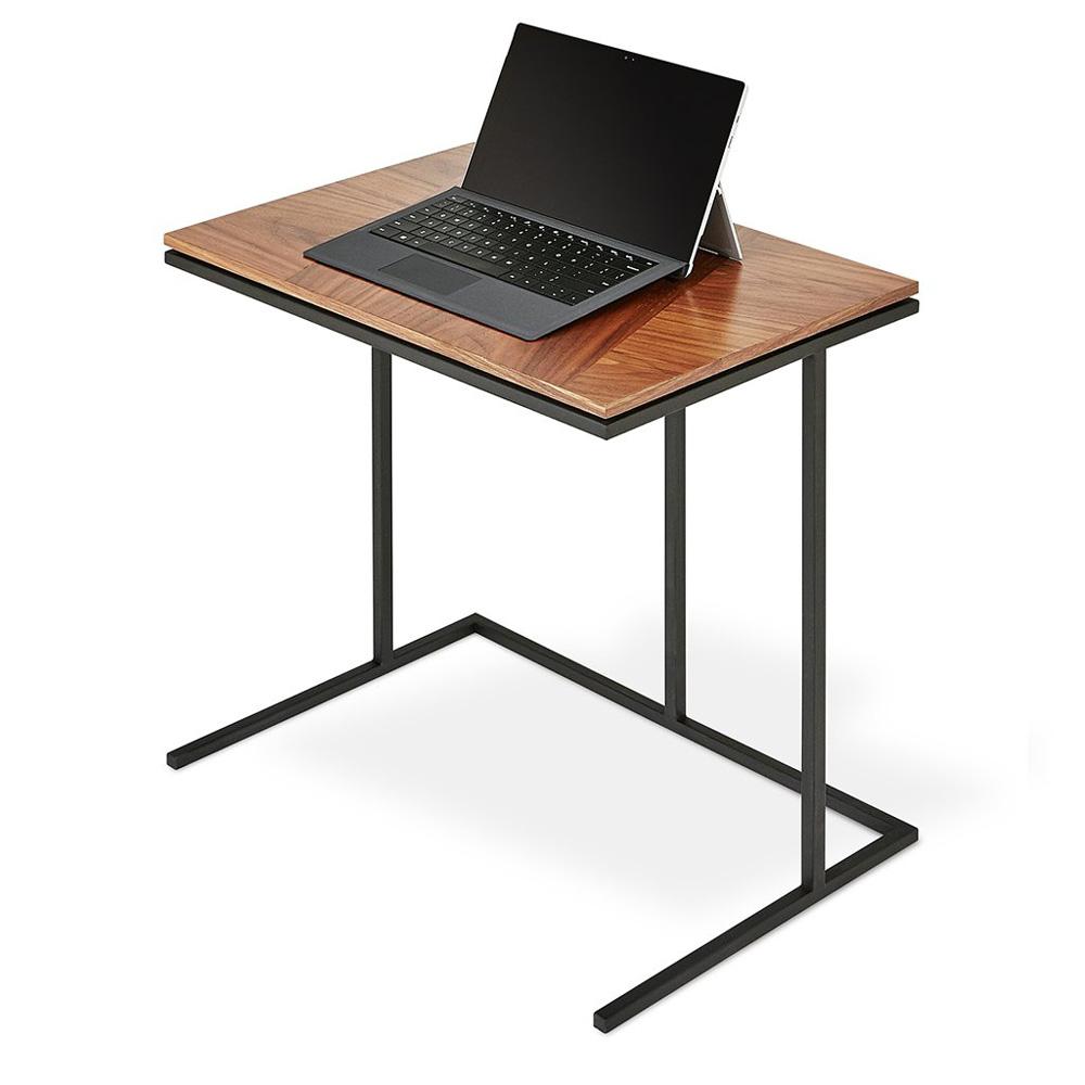 La table d'appoint de travail Tobias de Gus* Modern est une pièce géométrique minimaliste bien adaptée aux espaces de vie modernes. Conçue pour être à la bonne hauteur lorsque vous utilisez un ordinateur ou une tablette