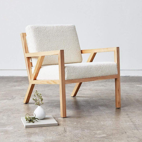 Le fauteuil Truss de Gus* Modern est une des préférences des architectes et designers. Ses belles finitions et jointures en bois de frêne font de cette pièce, une référence stylisée et contemporaine du milieu des années 1950.