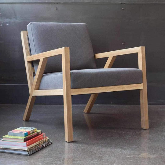 Le fauteuil Truss de Gus* Modern est une des préférences des architectes et designers. Ses belles finitions et jointures en bois de frêne font de cette pièce, une référence stylisée et contemporaine du milieu des années 1950.