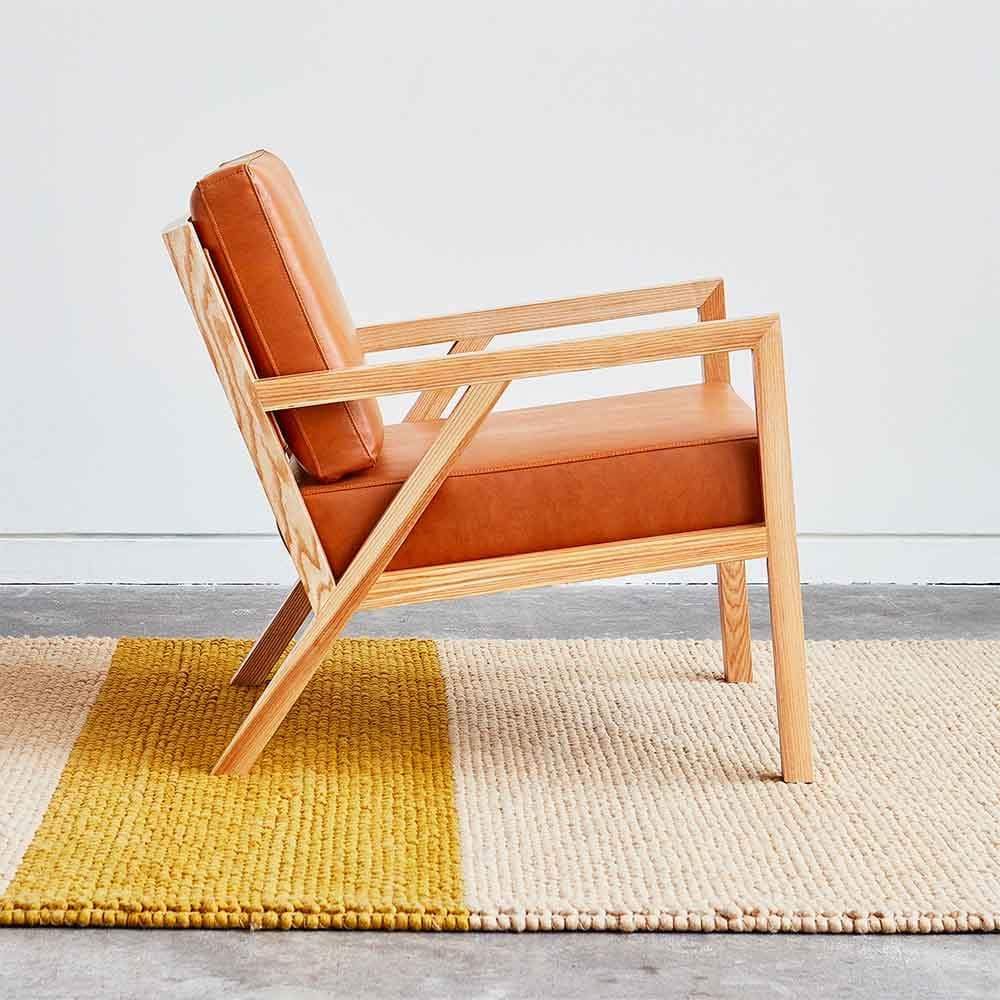 Le fauteuil Truss de Gus* Modern est une des préférences des architectes et designers. Ses belles finitions et jointures en bois de frêne font de cette pièce, une référence stylisée et contemporaine du milieu des années 1950.