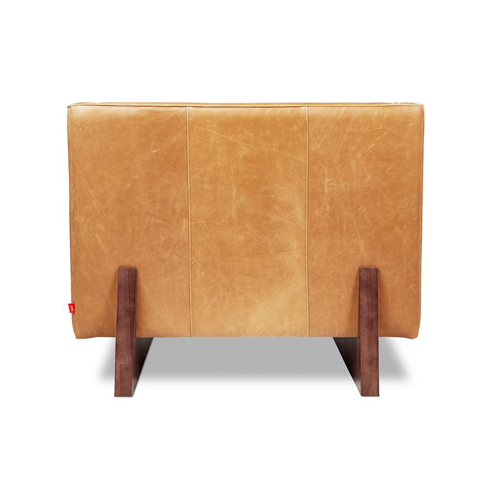 Gus* Modern Wallace, fauteuil de type Chesterfield, en cuir et bois, cuir canyon whiskey