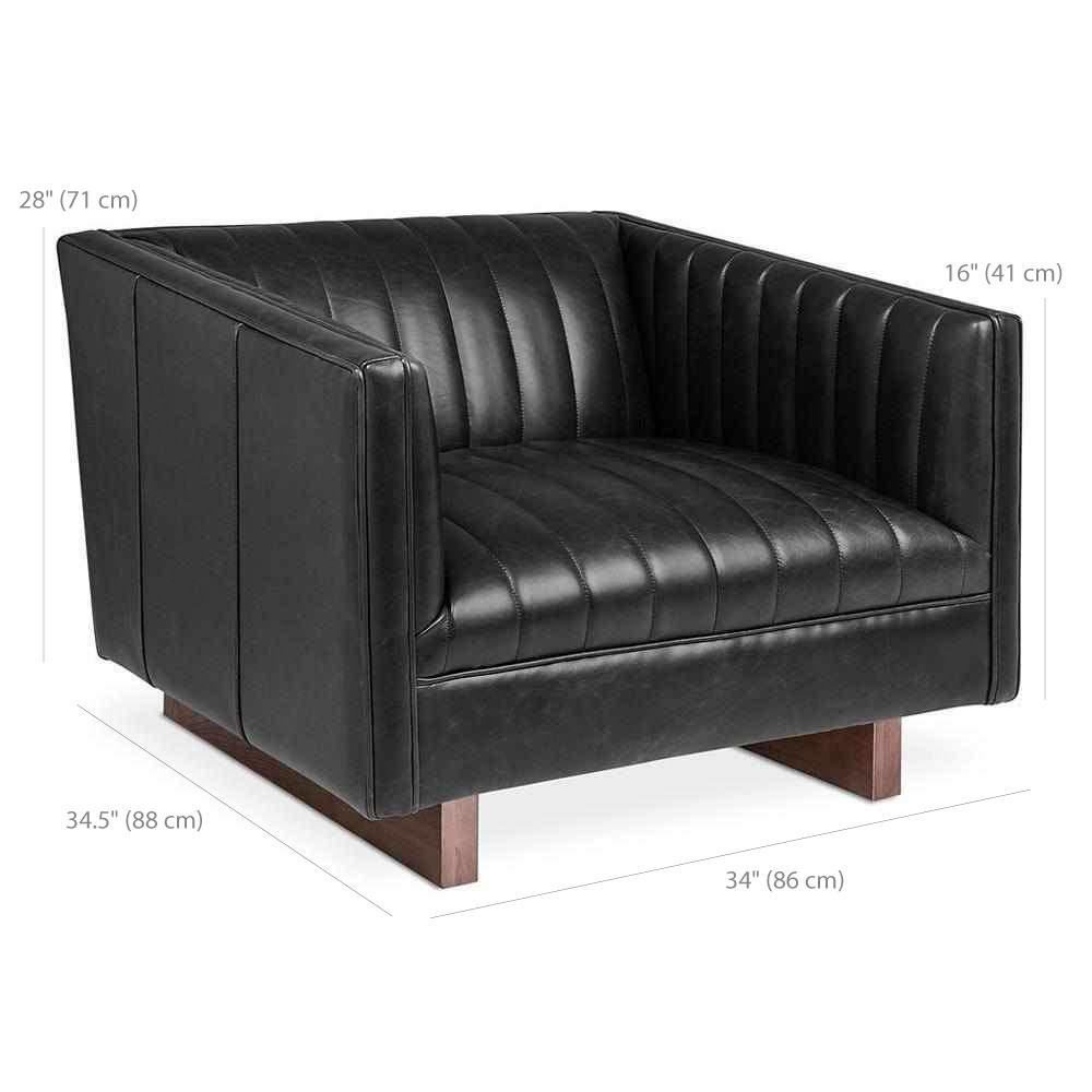 Gus* Modern Wallace, fauteuil de type Chesterfield, en cuir et bois, dimensions