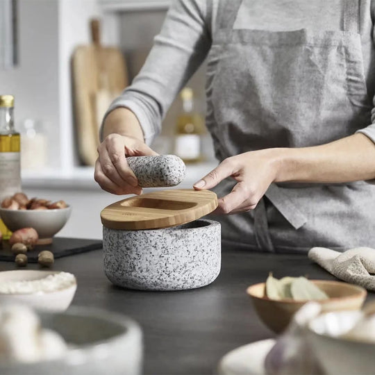 Le pilon et mortier Dash de Joseph Joseph, une révolution dans la cuisine. Son couvercle en bambou protège et sert de surface de hachage. Le granite garantit une préparation d'ingrédients robuste et moderne.