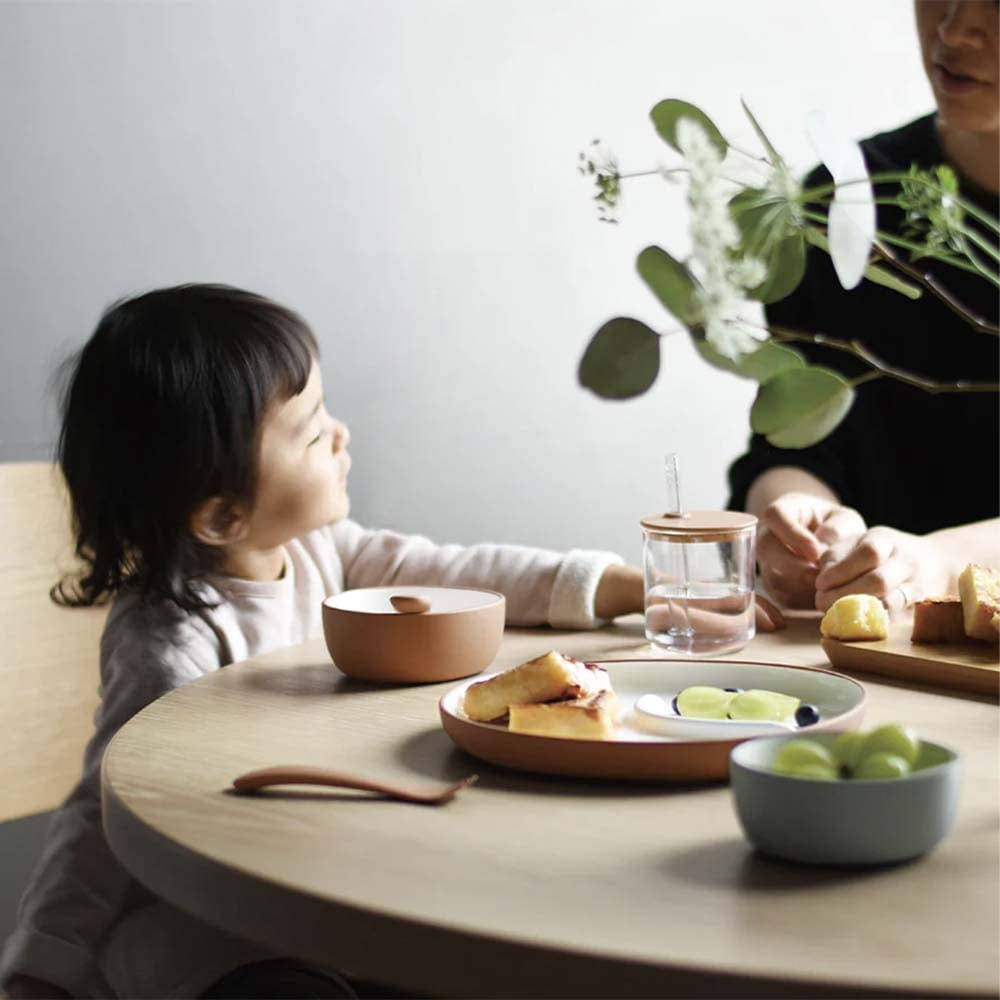 Bonbo de KINTO : convivialité et plaisir à table pour des souvenirs joyeux. Matériaux durables, design ludique. Une expérience agréable pour enfants et adultes.