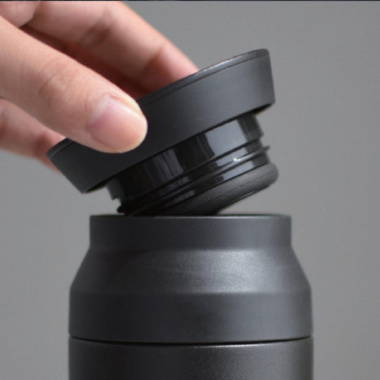 La TRAVEL TUMBLER de Kinto : l'élégance rencontre la fonctionnalité. Son design ingénieux et son maintien optimal de la température font de cette bouteille votre compagnon idéal au quotidien.