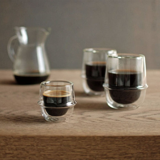 Verre Kronos à double paroi de KINTO : esthétique novatrice, fonctionnalité exceptionnelle. Garde la chaleur, offre une expérience visuelle unique pour votre café.