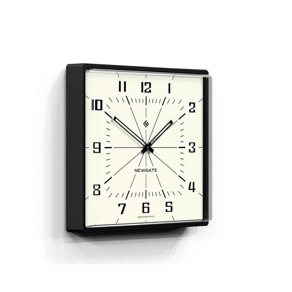 Plongez dans l'esthétique Mid-century avec Box Office : une horloge murale au design rétro et au mouvement silencieux, parfaite pour un salon ou un bureau.