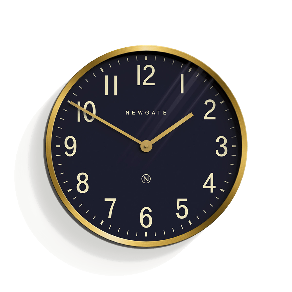 Faites une déclaration audacieuse avec Mr Edwards de Newgate : une horloge murale imposante au design classique et moderniste, disponible en deux tailles distinctes. Grande, laiton.