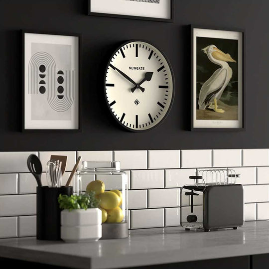 Optez pour l'originalité avec Number Three Railway de Newgate : une horloge murale au design contemporain, fabriquée avec des matériaux de qualité pour assurer durabilité et précision.