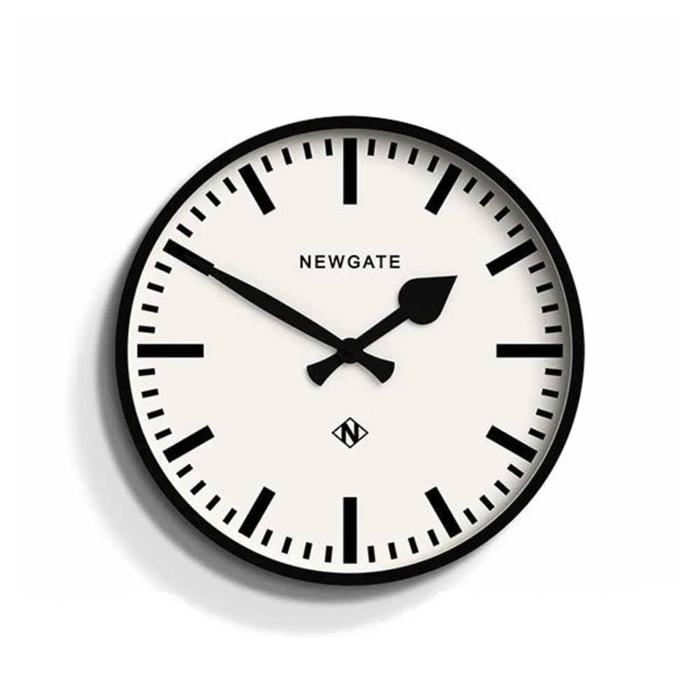 Ajoutez une touche de modernité avec Number Three Railway de Newgate : une horloge murale au design saisissant, avec une finition noire mate et des marqueurs audacieux.