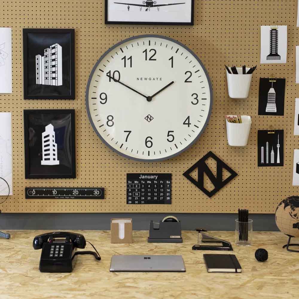 Optez pour l'imposant avec Professor de Newgate : une horloge murale extra-large au design épuré et à l'allure moderne, qui attire instantanément l'attention dans votre maison.