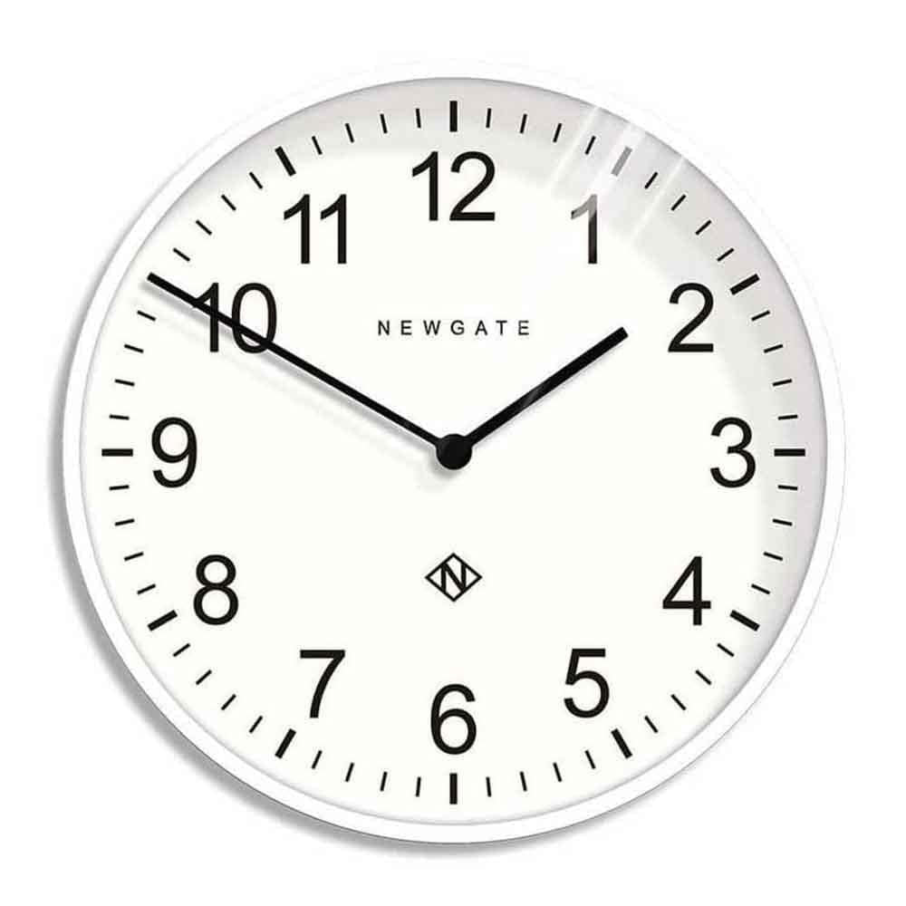 Ajoutez une touche de sophistication à votre décor avec Professor de Newgate : une horloge murale moderne et polyvalente, parfaite pour la cuisine, le salon ou le bureau. blanc/blanc