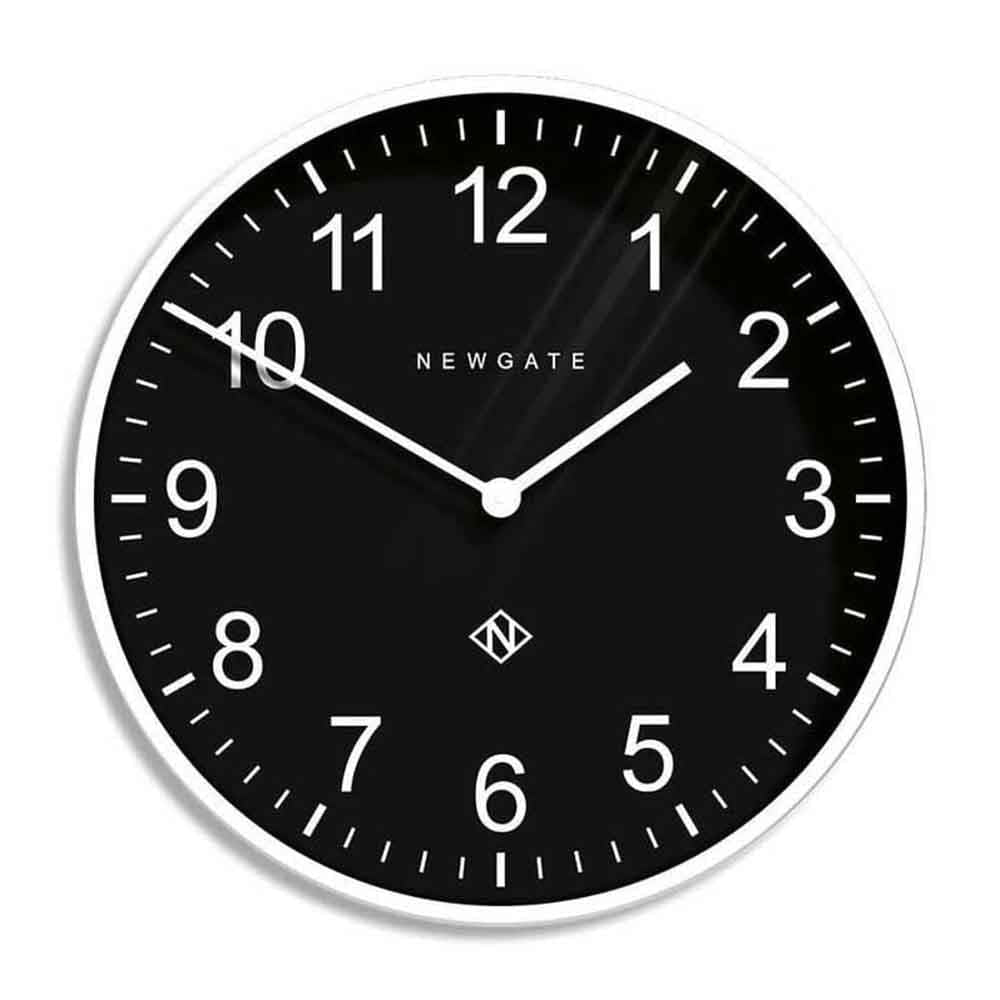 Faites une déclaration audacieuse avec Professor de Newgate : une horloge murale extra-large au design moderne et minimaliste, idéale pour créer un point de convergence dans n'importe quelle pièce. noir/blanc