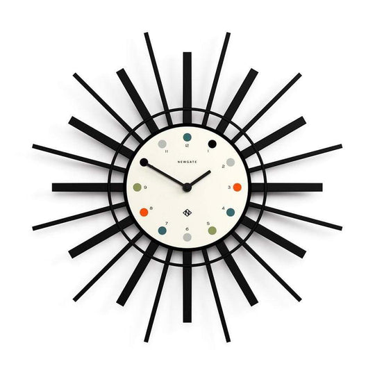 Plongez dans le charme rétro avec Stingray de Newgate : une horloge murale au design vintage, dotée d'un boîtier en acrylique et d'un cadran en aluminium filé, orné de rayons de soleil noirs ou blancs mats. Noir.