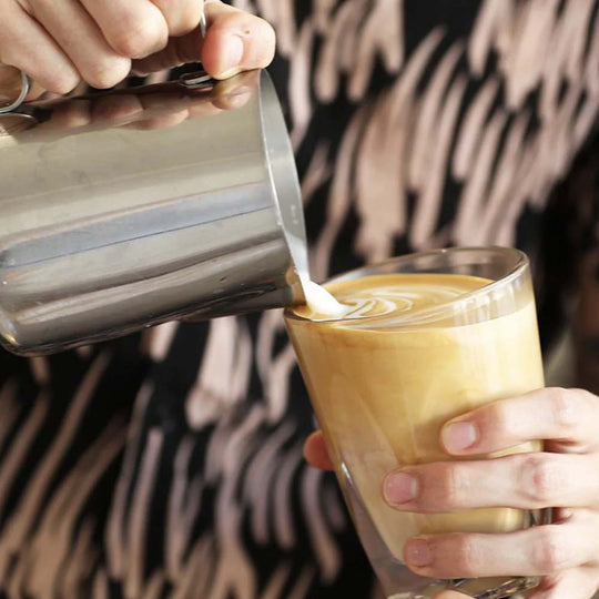 Le verre vero de notNeutral est conçu pour être le récipient idéal pour un café, c'est un verre polyvalent avec un certain poids, parfait pour boire presque toutes les boissons. Ces verres présentent des facettes exagérées pour une apparence moderne et une prise en main confortable.