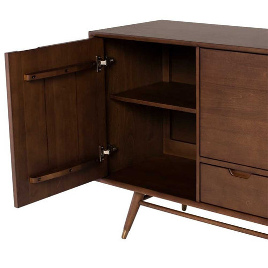 Le buffet Janek, une pièce raffinée inspirée du design Mid-century. En peuplier teinté noyer, ses tiroirs et sa porte ingénieuse offrent une solution de rangement élégante.