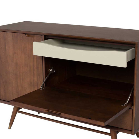 Le buffet Janek marie l'esthétique Mid-century à la fonctionnalité moderne. En peuplier teinté noyer, il offre un rangement élégant avec plusieurs tiroirs et une porte astucieuse.