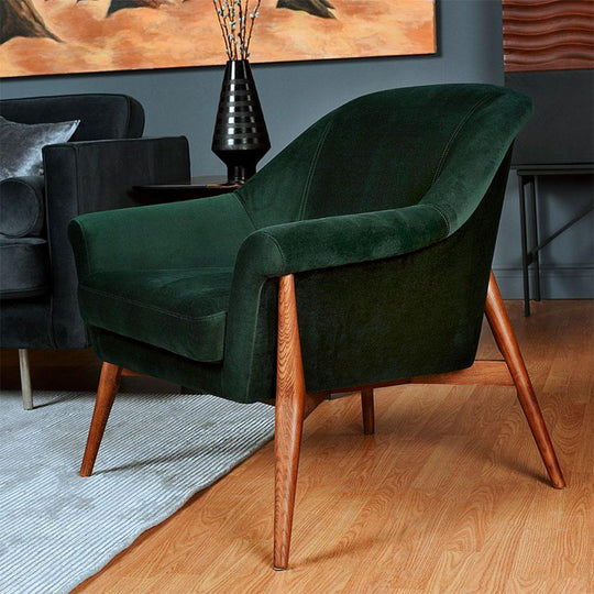 Luxe et sophistication avec le fauteuil Charlize. Accoudoirs gracieux, pieds en noyer massif et assise rembourrée en velours pour un confort supérieur.