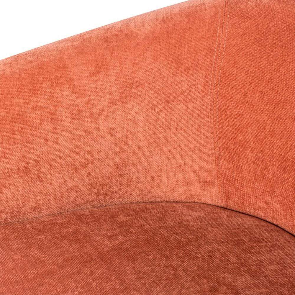 Chaise pelucheuse Clémentine : luxe absolu et confort enveloppant. Son tissu ultra-doux et son dossier arrondi offrent une élégance intemporelle à vos repas.