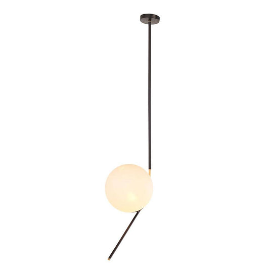 Inspirée de l'Art déco, la lampe Declan marie l'acier noir mat et le laiton. Ses globes en verre blanc givré diffusent une lumière douce, offrant une élégance saisissante et une ambiance chaleureuse.