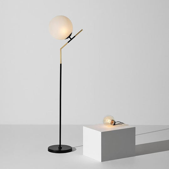 Optez pour le charme rétro-chic avec la lampe Declan : une pièce de conversation élégante et mystérieuse qui impressionnera vos convives.