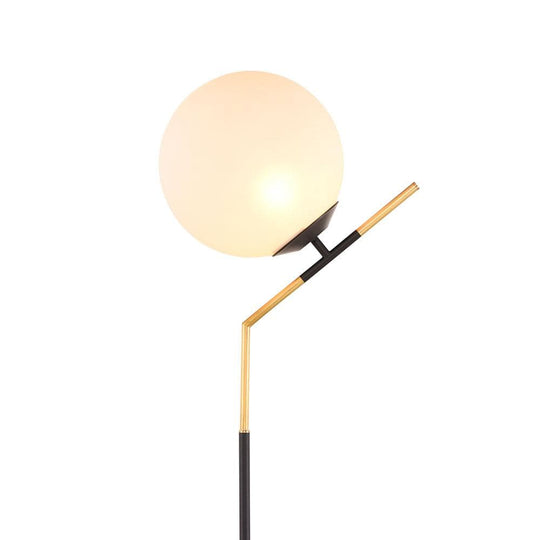 Explorez l'allure sophistiquée de la lampe Declan : métal peint mat et globe en verre blanc pour une esthétique à la fois durable et élégante.