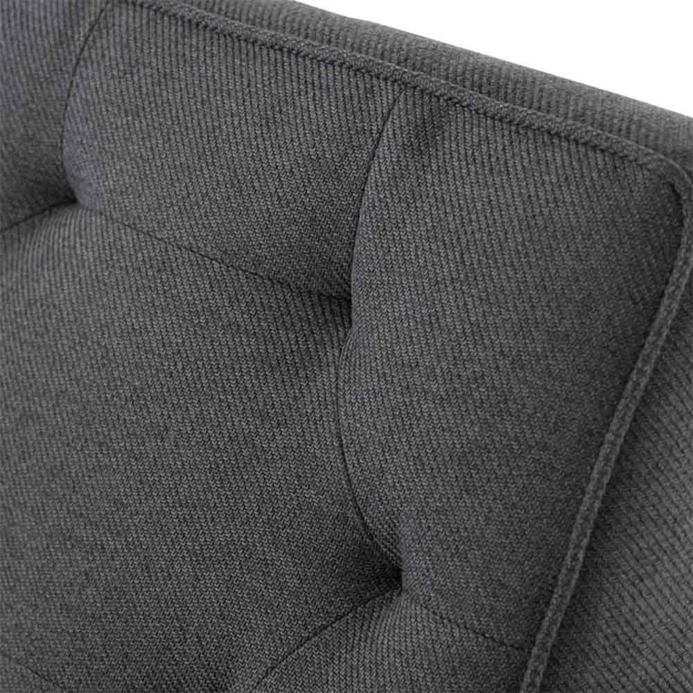 Fauteuil Eloise : subtilité et élégance réunies. Siège large, dossier profond et finition touffetée pour un confort luxueux et un style raffiné.