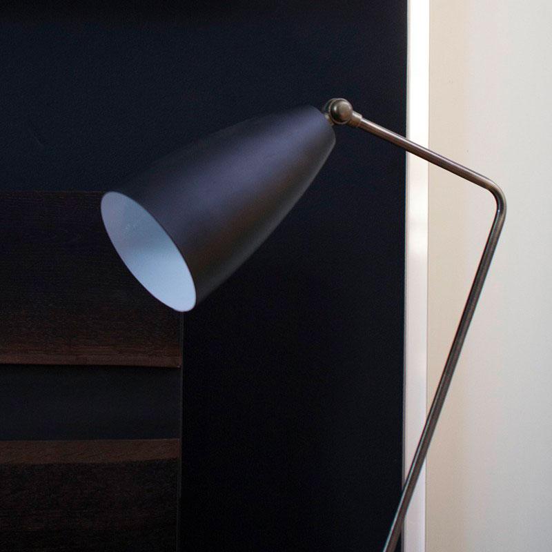 Lampe Lucille : mariage parfait entre esthétique et fonctionnalité, offrant une approche compacte et minimaliste du design de l'éclairage au sol.