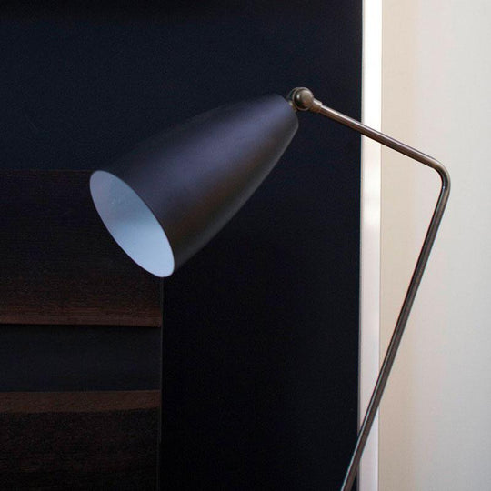 Lampe Lucille : mariage parfait entre esthétique et fonctionnalité, offrant une approche compacte et minimaliste du design de l'éclairage au sol.