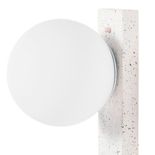 Lampe murale Nani de Nuevo : esthétique élégante et intemporelle avec son cadre en terrazzo, pour un éclairage artistique et fonctionnel. blanc, Speckle.