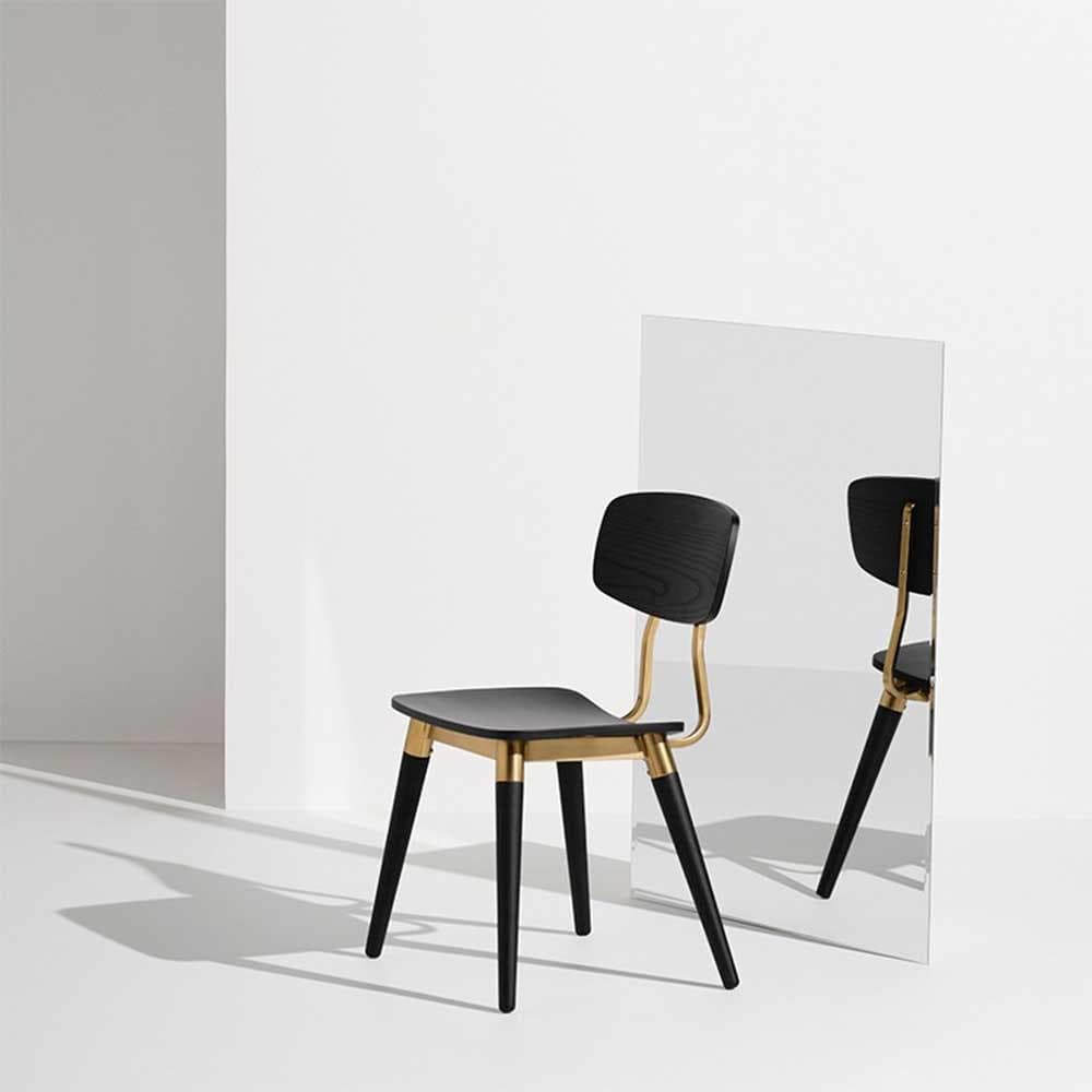 La chaise Scholar de Nuevo allie tradition et modernité. Métal et chêne, ou chêne et cuir artificiel, cette pièce offre une esthétique équilibrée, parfaite pour divers décors intérieurs.