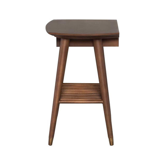 La table d'appoint Ari de Nuevo, au charme du Mid-century Modern, est fabriquée en peuplier américain pour durabilité et élégance. Capuchons de pieds en laiton et tiroir discret ajoutent une touche pratique.