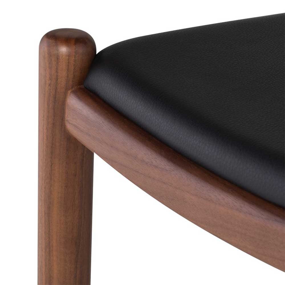 Le tabouret Maja incarne l'essence du design scandinave avec ses lignes épurées et son cuir rembourré, offrant une esthétique discrète et gracieuse.