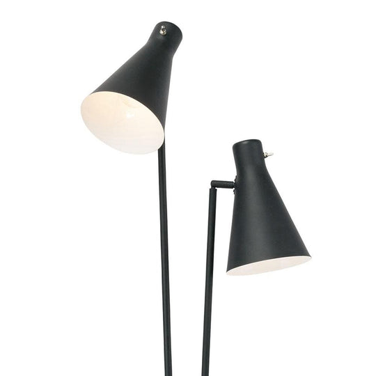 Optez pour la polyvalence avec la lampe Thom : dirigez la lumière selon vos besoins, que ce soit pour la lecture ou pour créer une ambiance chaleureuse.